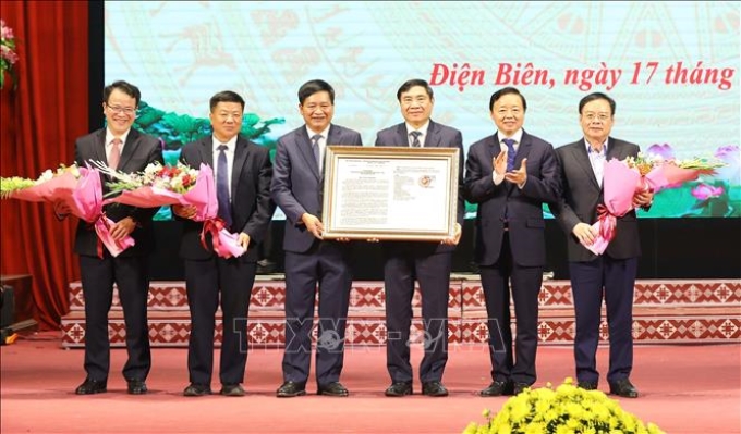Phó Thủ tướng Trần Hồng Hà trao Quyết định công bố Quy hoạch tỉnh Điện Biên cho lãnh đạo tỉnh Điện Biên.