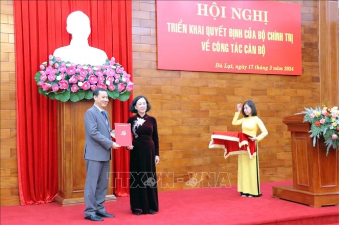 Đồng chí Trương Thị Mai trao Quyết định điều động đồng chí Nguyễn Thái Học giữ chức Quyền Bí thư Tỉnh ủy Lâm Đồng.