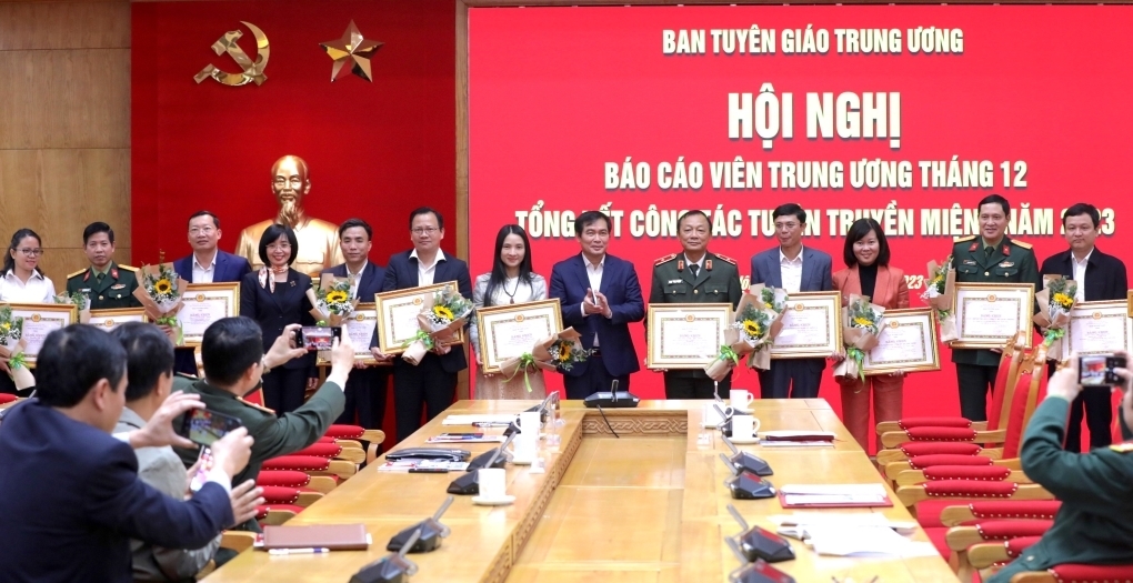 Đồng chí Phan Xuân Thuỷ, Phó Trưởng ban Tuyên giáo Trung ương tặng Bằng khen cho 18 tập thể, cá nhân có thành tích xuất sắc trong công tác tuyên truyền miệng, hoạt động báo cáo viên năm 2023.
