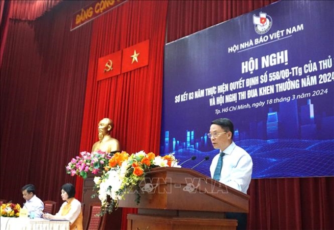 Đồng chí Nguyễn Đức Lợi, Phó Chủ tịch Thường trực Hội Nhà báo Việt Nam phát biểu tại Hội nghị. (Ảnh: TTXVN)
