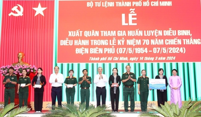 Lãnh đạo Quân khu 7, TP. Hồ Chí Minh cùng các cơ quan, đơn vị trao quà động viên khối nữ du kích miền Nam.