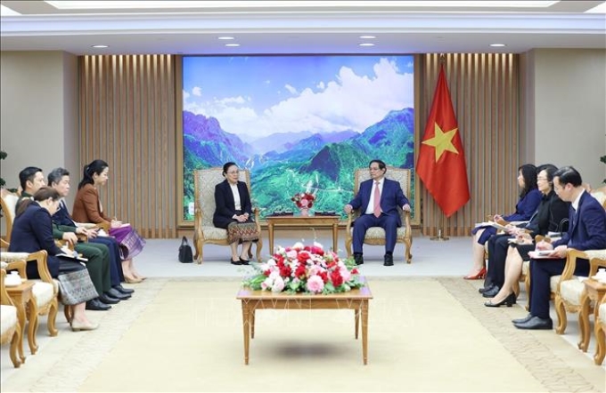 Thủ tướng Phạm Minh Chính tiếp đồng chí Khamphao Ernthavanh, Đại sứ Lào tại Việt Nam. (Ảnh: TTXVN)