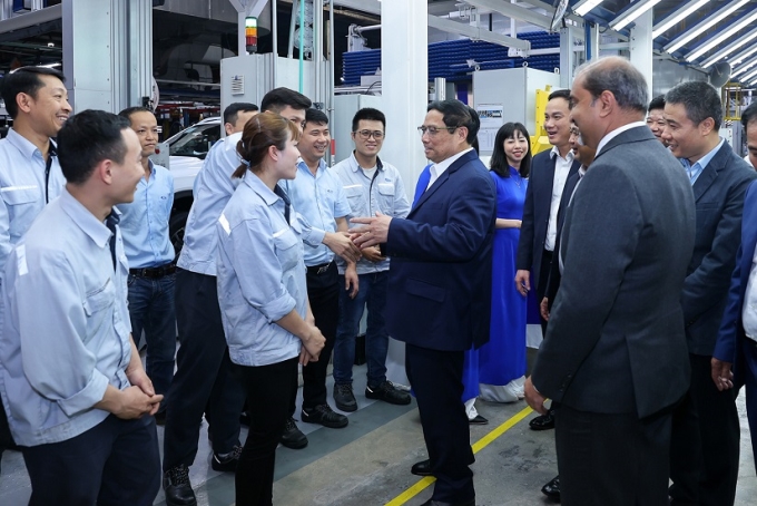 Thủ tướng Chính phủ Phạm Minh Chính thăm hỏi công nhân tại nhà máy sản xuất, lắp ráp ô tô Ford Việt Nam ở tỉnh Bắc Giang. (Ảnh: VGP)