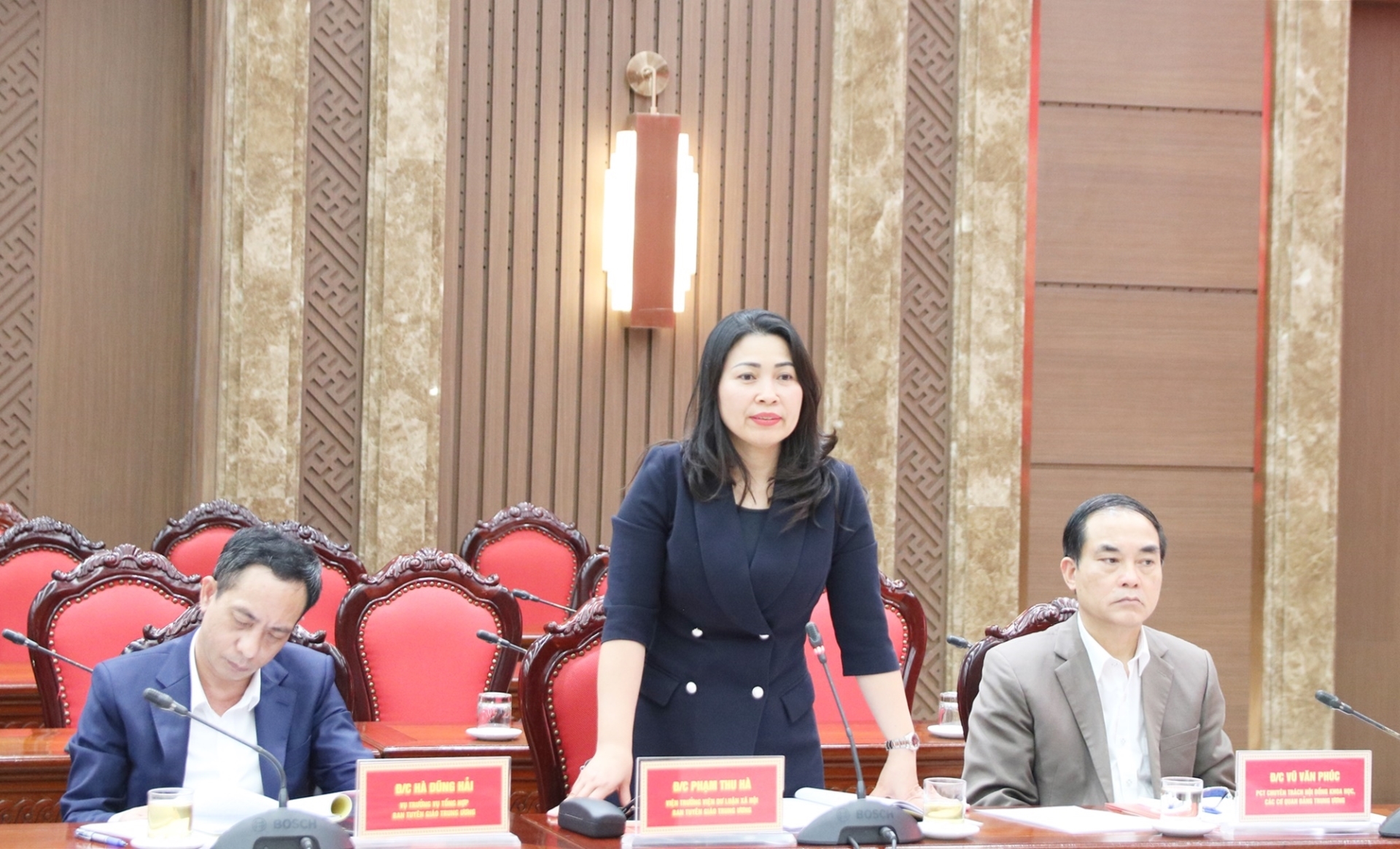 Đồng chí Phạm Thu Hà, Viện trưởng Viện Dư luận xã hội, Ban Tuyên giáo Trung ương phát biểu tại buổi làm việc.