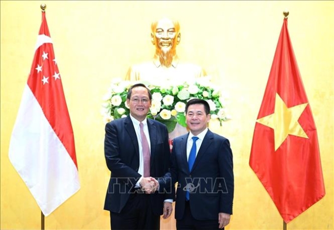 Bộ trưởng Bộ Công Thương Việt Nam Nguyễn Hồng Diên và Bộ trưởng Bộ Công Thương Singapore Tan See Leng. (Ảnh: TTXVN)