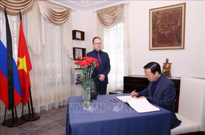 Phó Thủ tướng Trần Hồng Hà ghi sổ tang tưởng niệm các nạn nhân vụ khủng bố tại Liên bang Nga. (Ảnh: TTXVN)