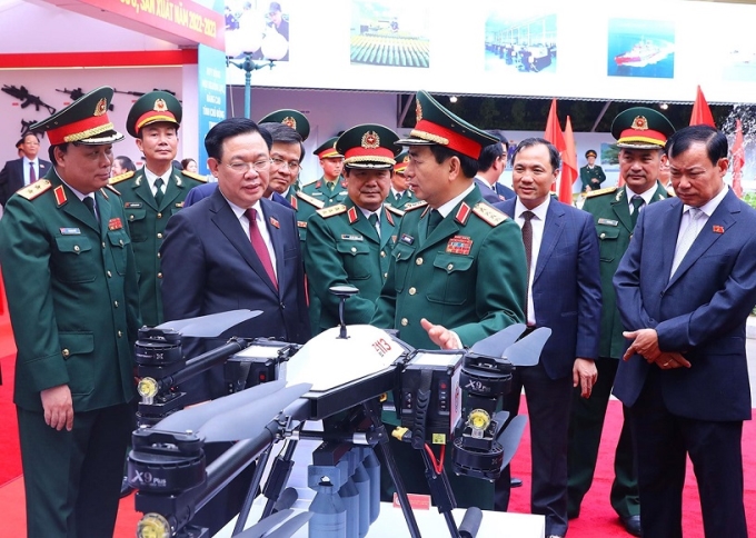 Chủ tịch Quốc hội Vương Đình Huệ tham quan khu trưng bày các sản phẩm công nghiệp quốc phòng. (Ảnh: TTXVN)