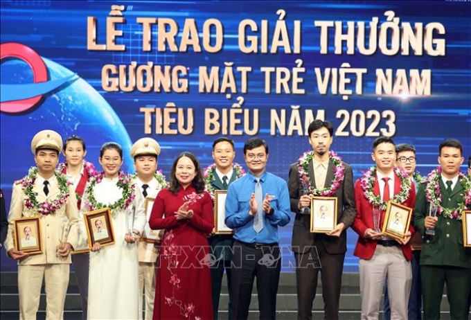 Quyền Chủ tịch nước Võ Thị Ánh Xuân và Bí thư thứ nhất Trung ương Đoàn Bùi Quang Huy trao Giải thưởng cho các cá nhân. (Ảnh: TTXVN)