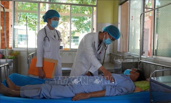 Bác sĩ Bệnh viện Phổi Đồng Tháp thăm khám cho bệnh nhân đang điều trị lao. (Ảnh: TTXVN)