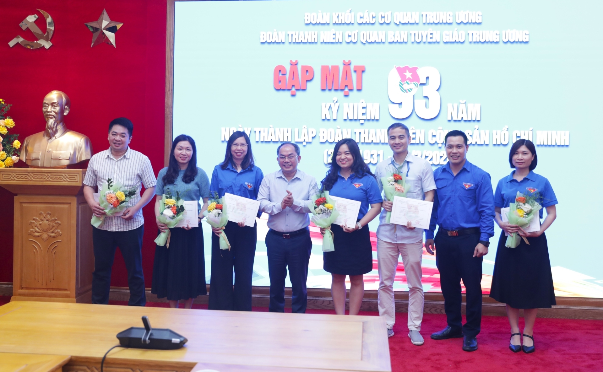 Đồng chí Nguyễn Văn Hay và đồng chí Đào Văn Hiếu trao giấy Trưởng thành Đoàn cho các đoàn viên, thanh niên, cán bộ công chức, viên chức Ban Tuyên giáo Trung ương.