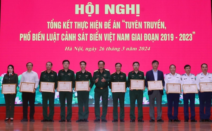 Thượng tướng Võ Minh Lương, Thứ trưởng Bộ Quốc phòng trao Bằng khen của Bộ trưởng Bộ Quốc phòng cho các tập thể có thành tích xuất sắc trong việc thực hiện Đề án. (Ảnh: TTXVN)