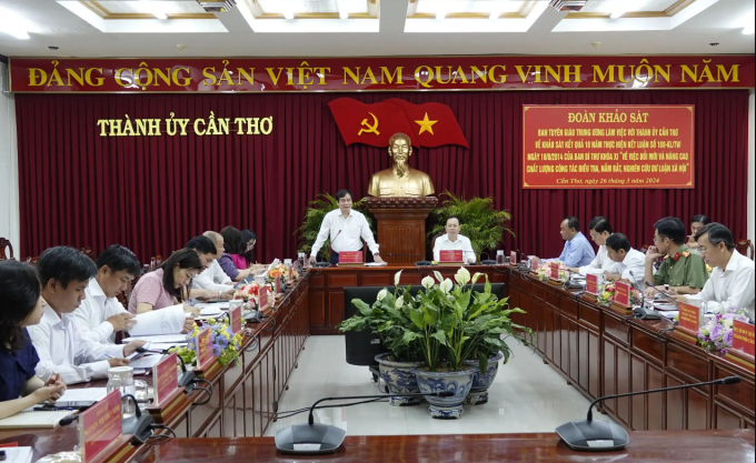 Đồng chí Phan Xuân Thủy, Phó trưởng Ban Tuyên giáo Trung ương, phát biểu tại buổi làm việc.