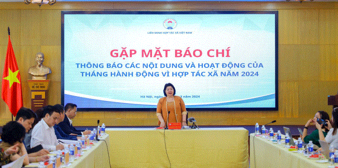 Đồng chí Cao Xuân Thu Vân - Chủ tịch Liên minh Hợp tác xã Việt Nam trao đổi cùng các nhà báo, phóng viên về nội dung liên quan trong cuộc họp.