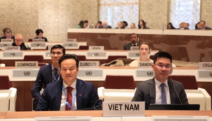 Đại sứ Mai Phan Dũng cùng phái đoàn Việt Nam. (Ảnh: TTXVN)