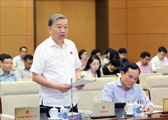 Bộ trưởng Bộ Công an Tô Lâm trình bày Tờ trình về dự án Luật Phòng, chống mua bán người (sửa đổi). (Ảnh: TTXVN)