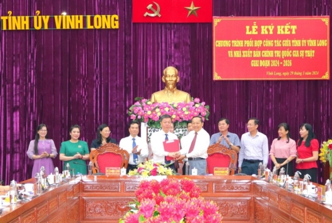 Tỉnh ủy Vĩnh Long và Nhà xuất bản Chính trị quốc gia Sự thật ký kết Chương trình phối hợp công tác.