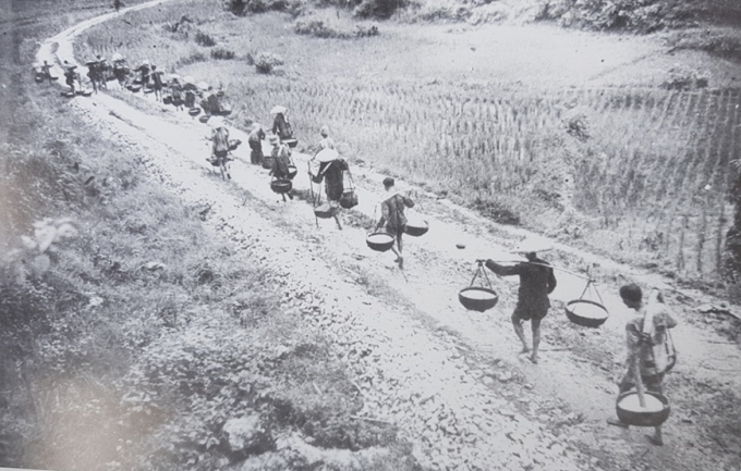 Lực lượng dân công vận chuyển lương thực ra mặt trận Điện Biên Phủ. (Ảnh tư liệu)