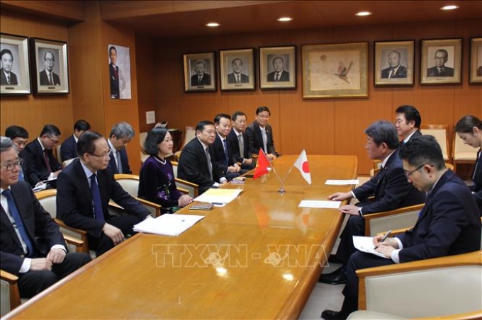 Thường trực Ban Bí thư Trương Thị Mai hội đàm với Tổng Thư ký LDP Motegi Toshimitsu. (Ảnh: TTXVN)