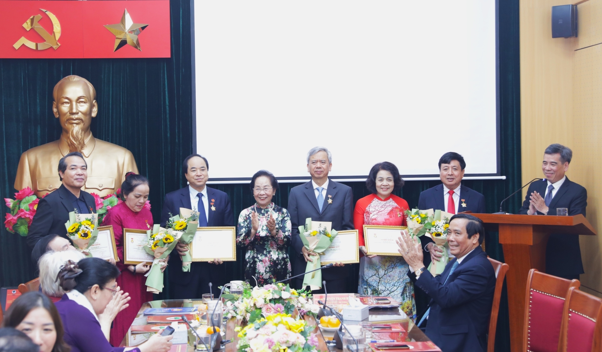 Hội Khuyến học Việt Nam trao Kỷ niệm chương 