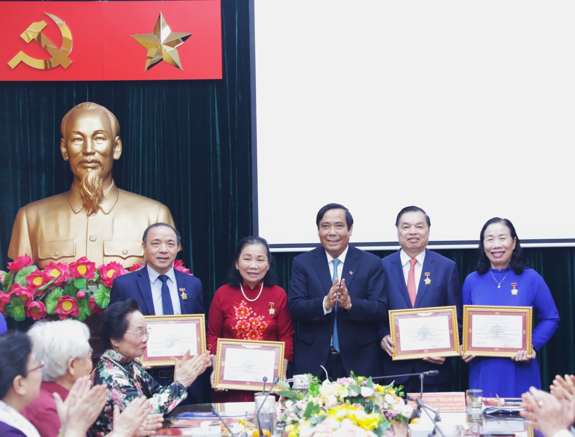 Hội Người cao tuổi Việt Nam trao Kỷ niệm chương 
