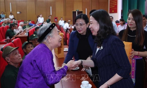 Quyền Chủ tịch nước thăm, tặng quà người có công và trẻ em tại Thái Nguyên
