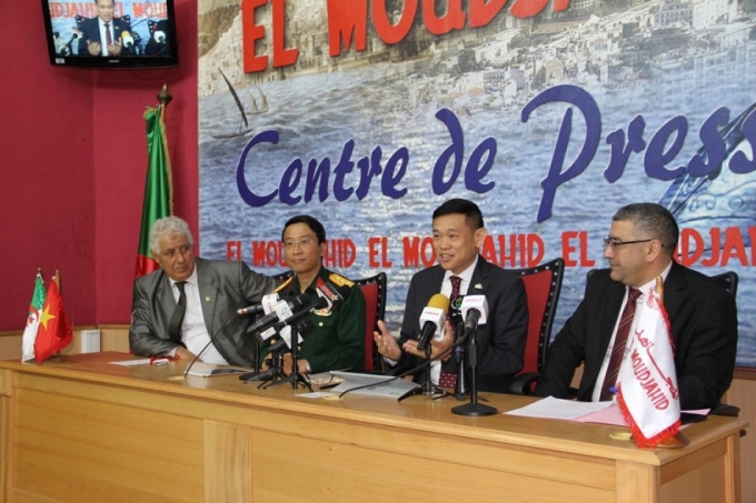 Sự kiện diễn ra vào trưa ngày 4/4 (giờ địa phương) tại trụ sở nhật báo El Moudjahid ở thủ đô Algiers, Algeria. (Ảnh: TTXVN)