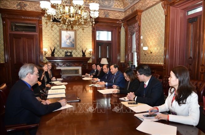 Phó Thủ tướng Chính phủ Lê Minh Khái tại cuộc gặp Cố vấn cao cấp về chính sách biến đổi khí hậu quốc tế John Podesta tại Nhà Trắng. (Ảnh: TTXVN)