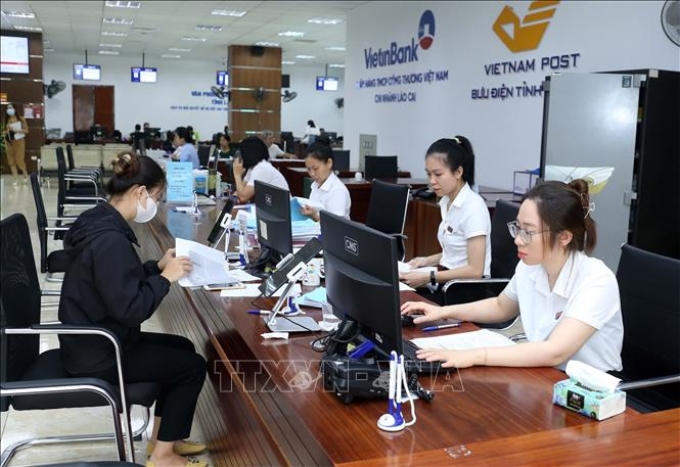 Người dân, doanh nghiệp đến bộ phận một cửa Trung tâm dịch vụ hành chính công tỉnh Lào Cai giải quyết thủ tục hành chính. (Ảnh minh họa: TTXVN)