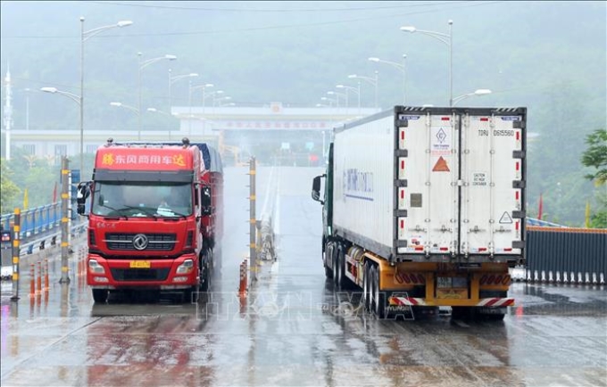 Hoạt động xuất nhập khẩu tại cửa khẩu quốc tế đường bộ số 2 Kim Thành, tỉnh Lào Cai. (Ảnh: TTXVN)