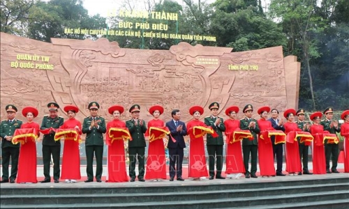 Khánh thành Bức phù điêu "Bác Hồ nói chuyện với Đại đoàn quân Tiên Phong" tại Đền Hùng