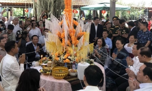 Lãnh đạo Đảng, Nhà nước tham dự đón Tết cổ truyền Bunpimay của Lào