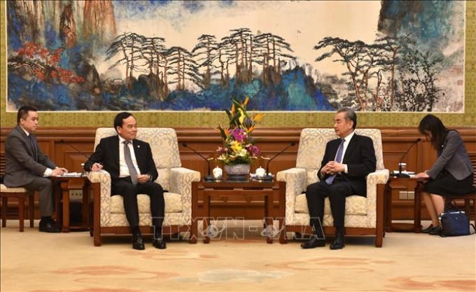 Phó Thủ tướng Trần Lưu Quang hội kiến Bộ trưởng Ngoại giao Trung Quốc Vương Nghị. (Ảnh: TTXVN)