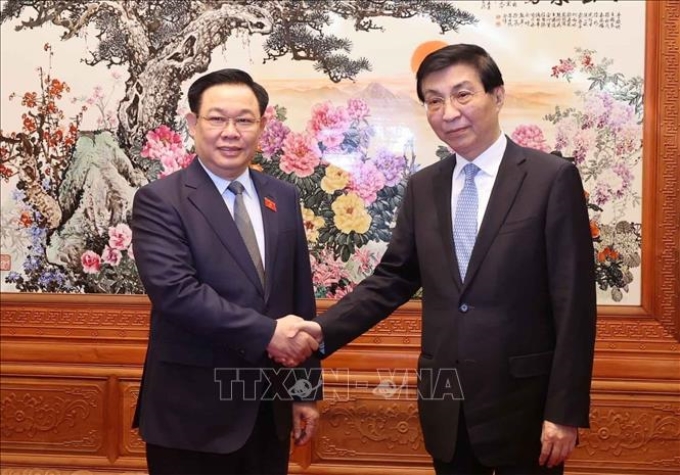 Chủ tịch Chính hiệp toàn quốc Trung Quốc Vương Hộ Ninh đón Chủ tịch Quốc hội Vương Đình Huệ. (Ảnh: TTXVN)