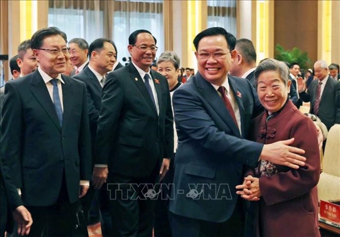 Chủ tịch Quốc hội Vương Đình Huệ với đại biểu Trung Quốc tại buổi giao lưu. (Ảnh: TTXVN)