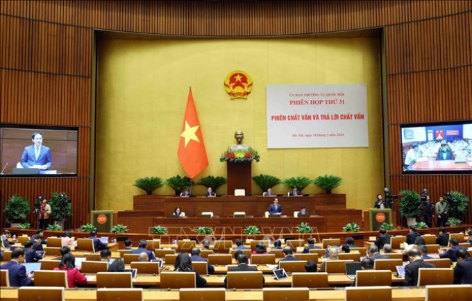 Bộ trưởng Bộ Ngoại giao Bùi Thanh Sơn trả lời chất vấn của đại biểu Quốc hội tại Phiên họp thứ 31, chiều 18/3. (Ảnh: TTXVN)