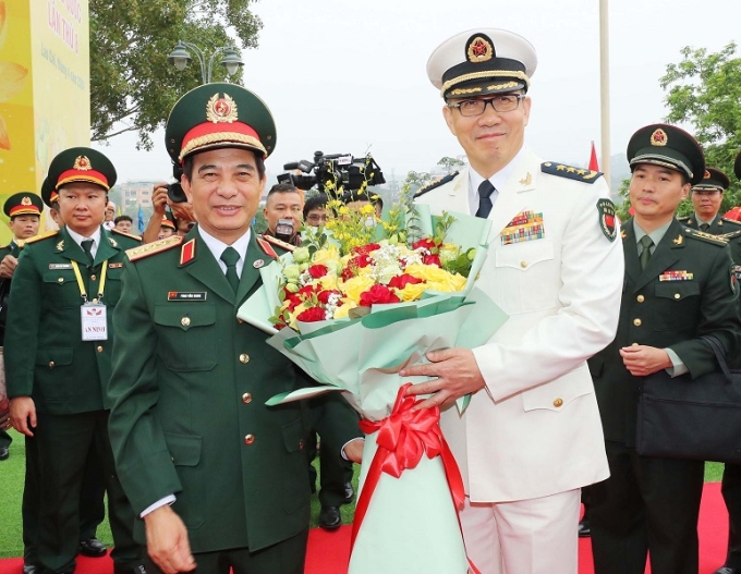 Đại tướng Phan Văn Giang, Bộ trưởng Bộ Quốc phòng Việt Nam và Thượng tướng Đổng Quân, Bộ trưởng Bộ Quốc phòng Trung Quốc. (Ảnh: TTXVN)