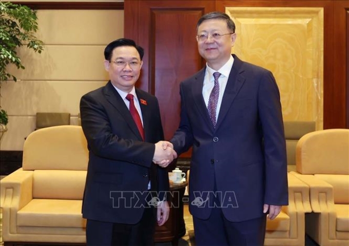 Chủ tịch Quốc hội Vương Đình Huệ tiếp đồng chí Trần Cát Ninh, Bí thư Thành uỷ Thượng Hải. (Ảnh: TTXVN)
