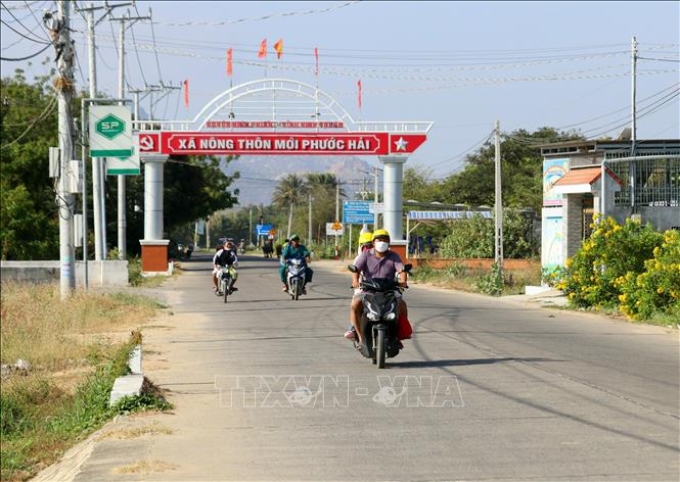 Hệ thống đường giao thông liên xã ở huyện Ninh Phước (Ninh Thuận) được đầu tư đồng bộ tạo thuận lợi cho người dân đi lại, giao thương hàng hóa. (Ảnh: TTXVN)