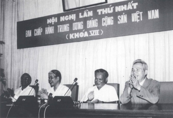 Tổng Bí thư Đỗ Mười và đồng chí Đào Duy Tùng cùng các đồng chí trong Ban Chấp hành Trung ương Đảng Cộng sản Việt Nam khóa VII