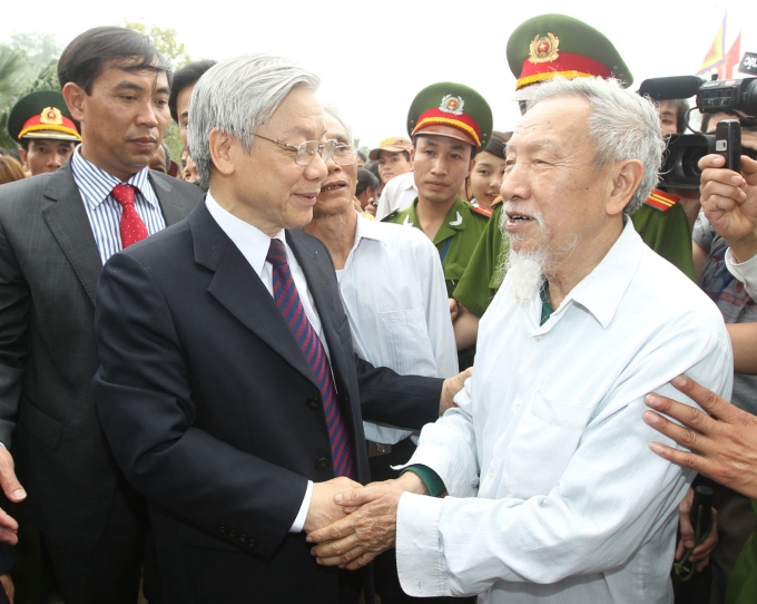 Tổng Bí thư Nguyễn Phú Trọng với nhân dân tham dự lễ Giỗ Tổ Hùng Vương. (Ảnh: TTXVN)