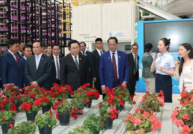 Chủ tịch Quốc hội Vương Đình Huệ thăm dự án tiêu biểu về công nghệ cao tại Trung tâm sáng tạo nông nghiệp xanh Vân Thiên Hoá tỉnh Vân Nam. (Ảnh: TTXVN)