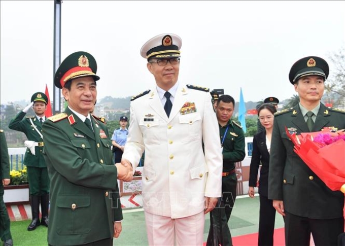 Bộ trưởng Quốc phòng Trung Quốc Đổng Quân đón Bộ trưởng Quốc phòng Phan Văn Giang và các đại biểu sang dự chương trình giao lưu. (Ảnh: TTXVN)