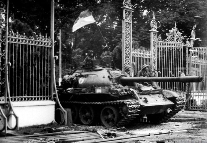 Xe tăng của Quân Giải phóng tiến vào dinh Độc Lập trưa 30/4/1975. (Ảnh tư liệu)