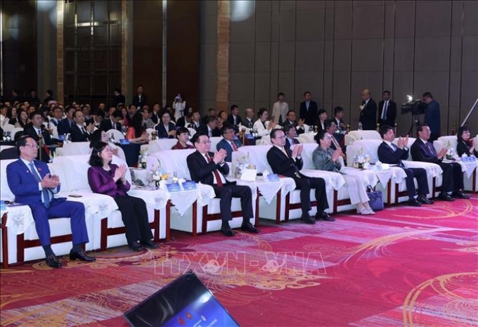 Chủ tịch Quốc hội Vương Đình Huệ và đại biểu dự Diễn đàn chính sách, pháp luật thúc đẩy hợp tác đầu tư thương mại Việt Nam - Trung Quốc. (Ảnh: TTXVN)