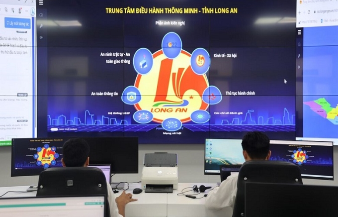 Hệ thống màn hình trực quan theo dõi các chỉ số điều hành của tỉnh tại Trung tâm Điều hành thông minh tỉnh Long An. (Ảnh minh họa: TTXVN)