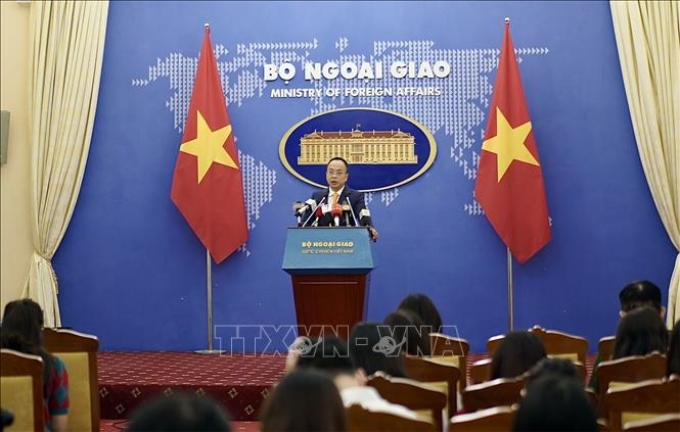 Phó Phát ngôn Bộ Ngoại giao Việt Nam Đoàn Khắc Việt trả lời câu hỏi của các cơ quan báo chí. (Ảnh: TTXVN)