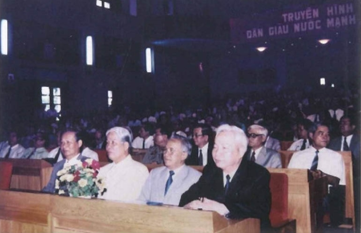 Tổng Bí thư Đỗ Mười và đồng chí Đào Duy Tùng dự Lễ Kỷ niệm 25 năm Truyền hình Việt Nam (1970 - 1995).