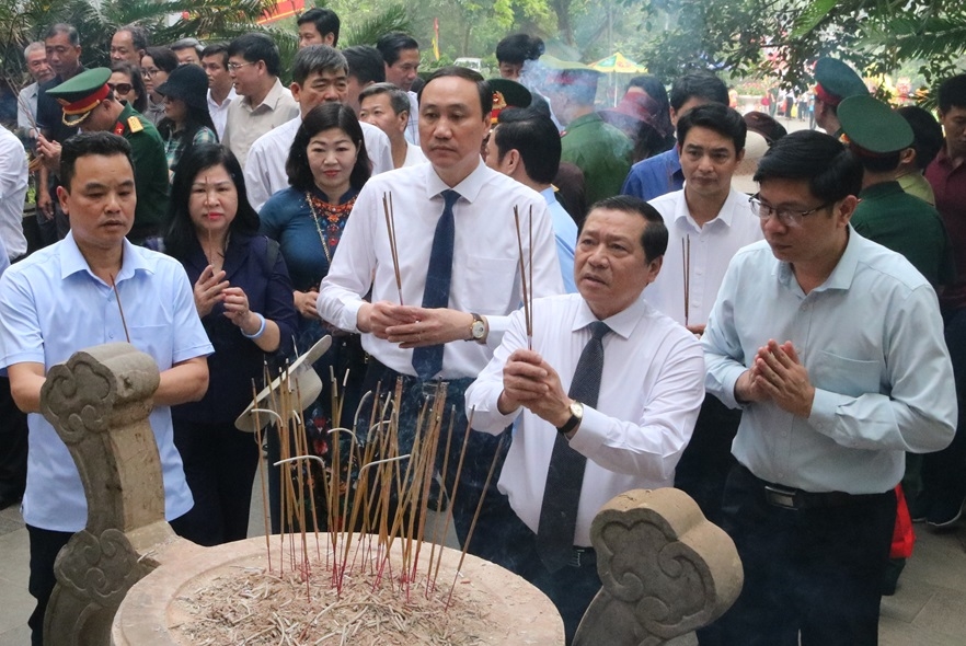 Đồng chí Lại Xuân Môn cùng các đại biểu dâng hương tại khu vực Đền Hạ.