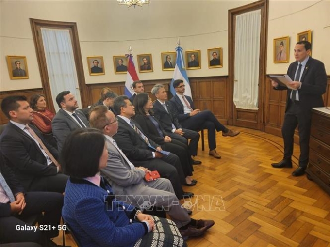Trong khuôn khổ hoạt động của Ủy ban ASEAN tại Buenos Aires, ngày 10/4/2024, Đại sứ Việt Nam Ngô Minh Nguyệt cùng Đại sứ các nước Indonesia, Malaysia, Philippines và Thái Lan đã có buổi làm việc với Bộ trưởng Bộ Công thương Paraguay Javier Gimenez