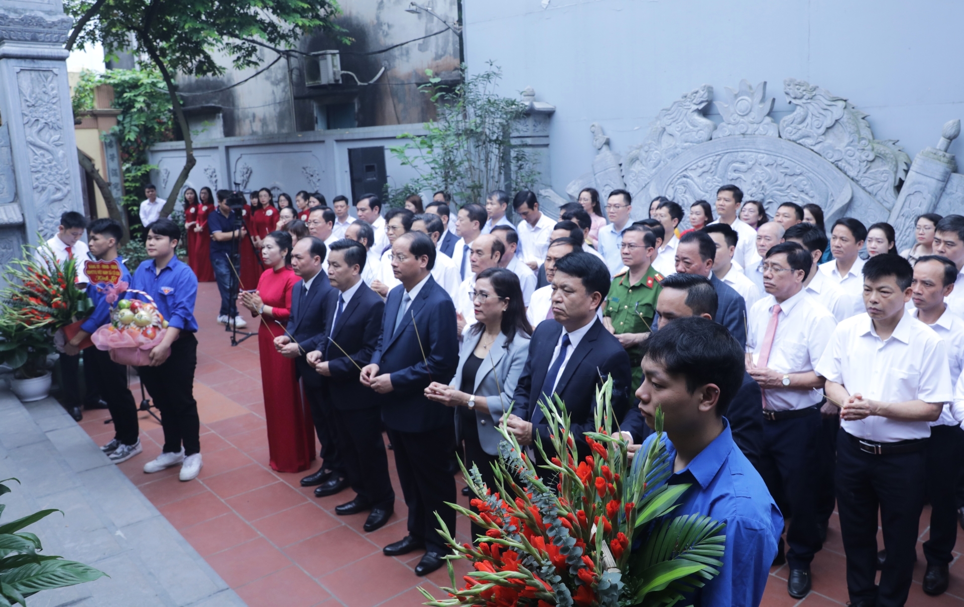 Đoàn dâng hương tưởng niệm, tham quan và nghe giới thiệu về thân thế sự nghiệp của đồng chí Đào Duy Tùng tại Nhà lưu niệm quê nhà của Đồng chí ở xóm Chợ, xã Cổ Loa.